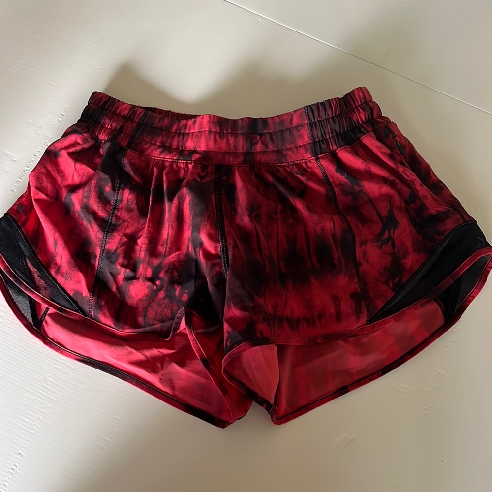 Lululemon hotty hot tie dye shorts 2.5” size 6